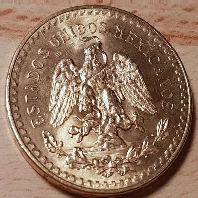 Avers d'une pièce de 50 pesos mexicains, aigle et serpent.