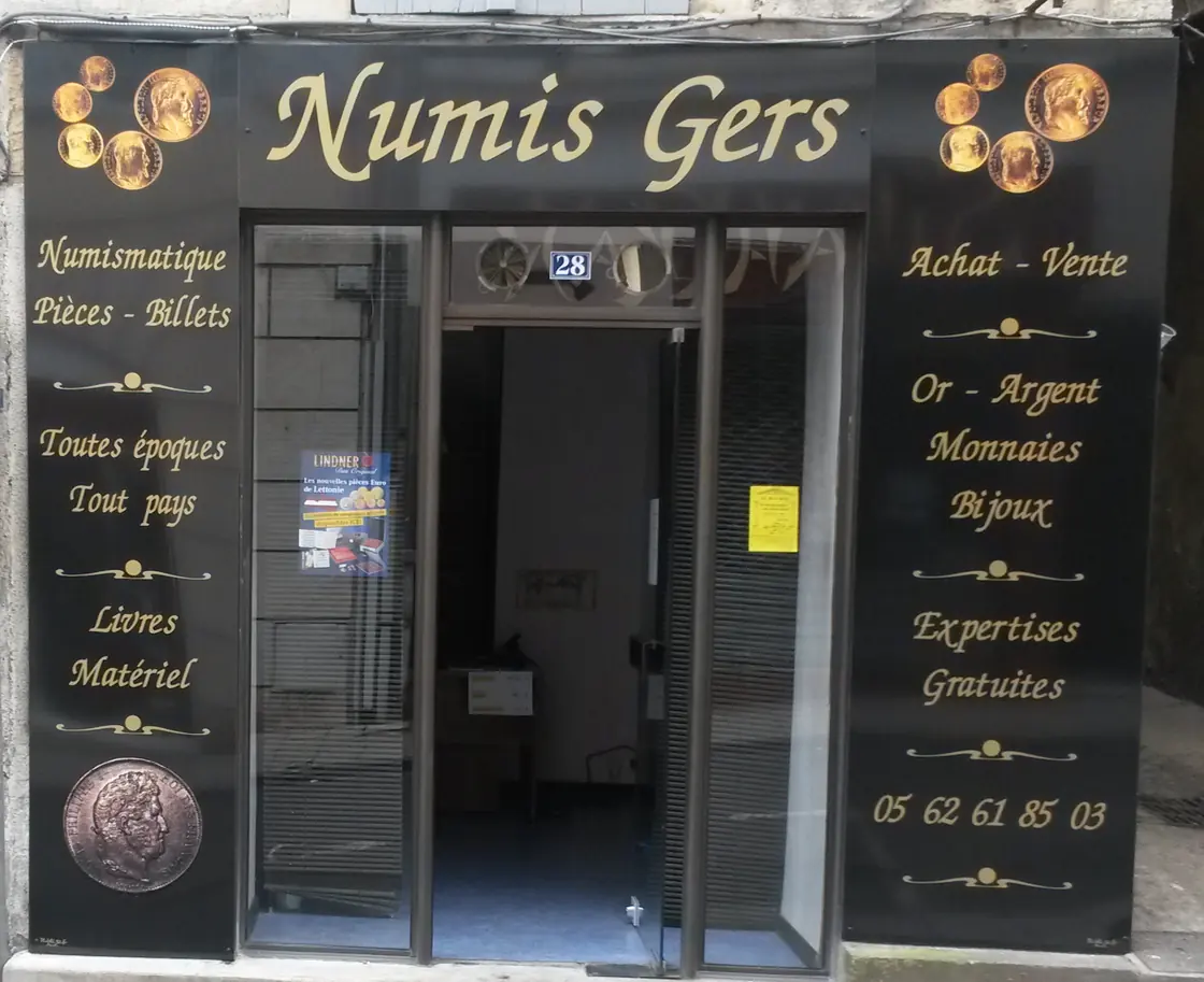 La devanture de Numis Gers, 28 rue du Pouy à Auch, enseigne noire et lettres dorées.