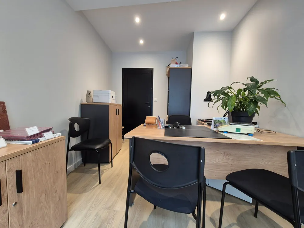 L'intérieur de Numis Gers : le bureau de réception, sa balance de précision et les chaises des clients.