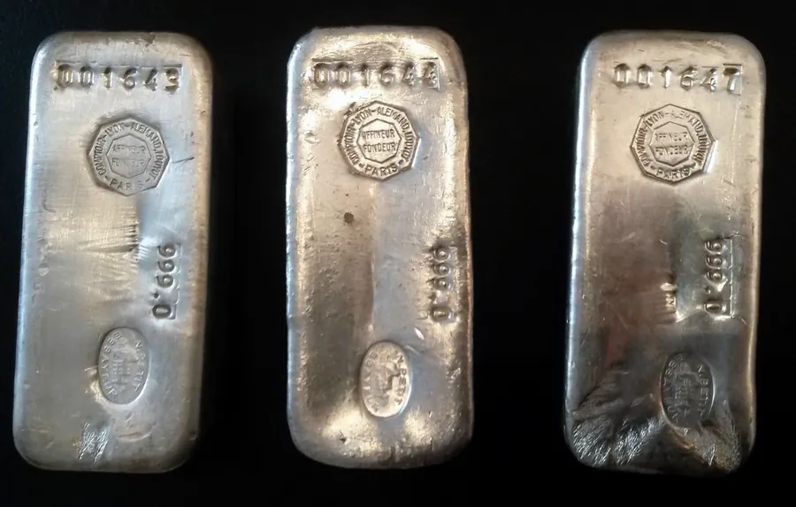 Trois lingots d'argent au titre 999,0, numéros de coulée frappés.