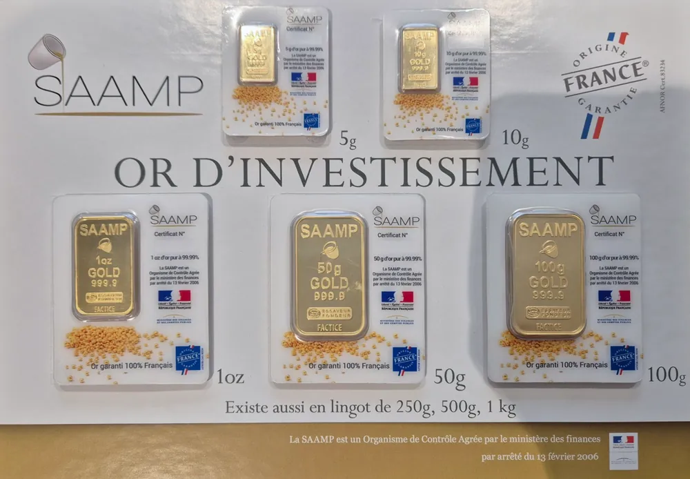 Présentoir d'or d'investissement SAAMP : lingotins factices de 5 g, 10 g, 1 once, 50 g et 100 g sous blister.